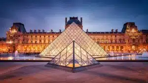 En Çok Zİyaret Edilen Müze ( Louvre Müzesi )